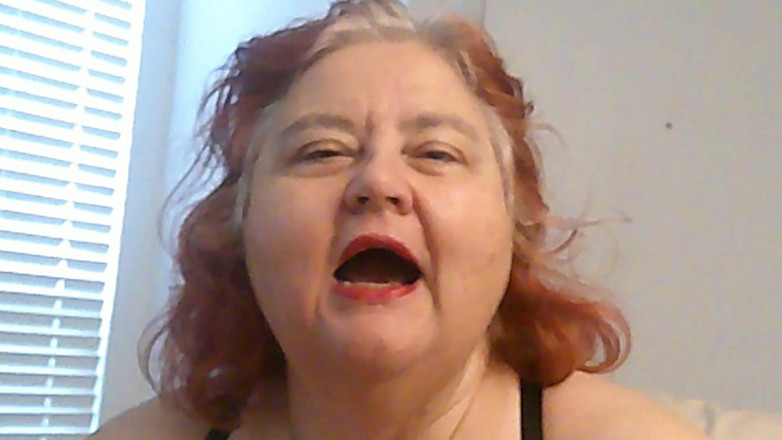 BBW nurse Vicki adventures with friends: แชทลิปสติกตัวจิ๋วแต่งตัว