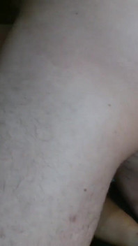 Un couple baise en levrette