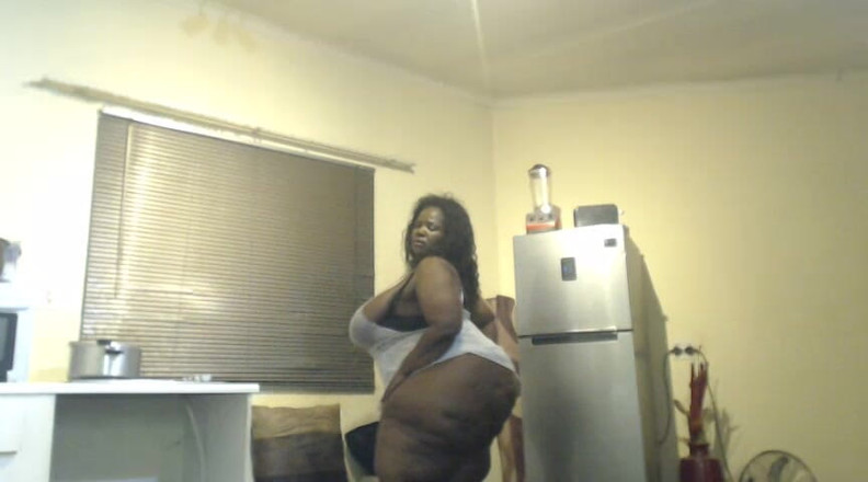Legendary Booty Overdose: Bbw pronkt met haar gewelfde lichaam