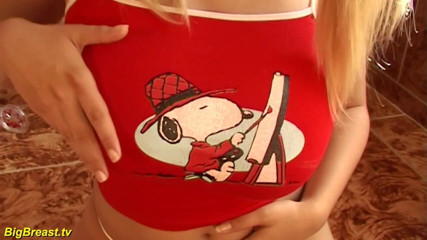 Big Breast: Pigtail teen poskakující její monstrózní prsa