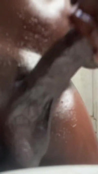 Gadis remaja nakal ini lagi asik ngocok raksasa pria kulit hitam di kamar mandi bagian 1