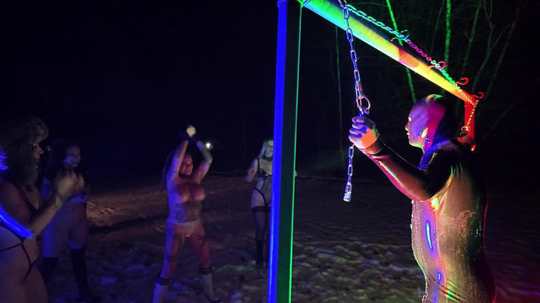 Domina Dark: Distracție cu bulgări de zăpadă