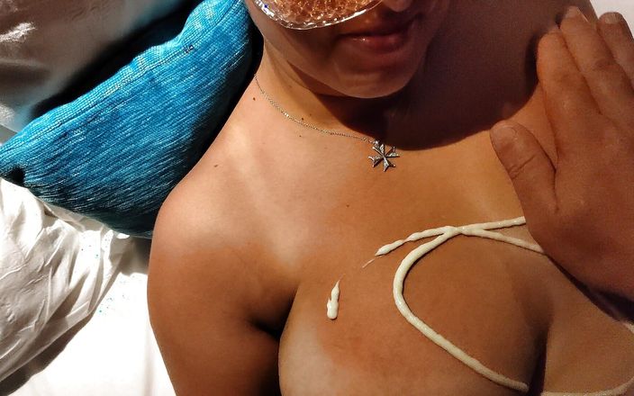 Emma_Alex: Türkiye'de tatil. Üvey kız kardeş daha önce meme masajı istiyor