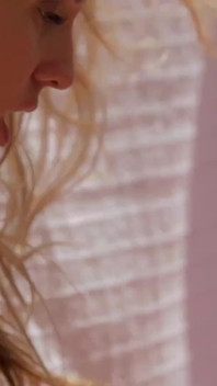 Zwei sexy teenager haben spaß im freien