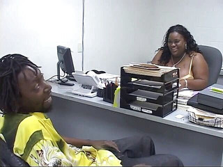 Cumming Soon: Tlustá holka je položena přes stůl a ošukaná zezadu