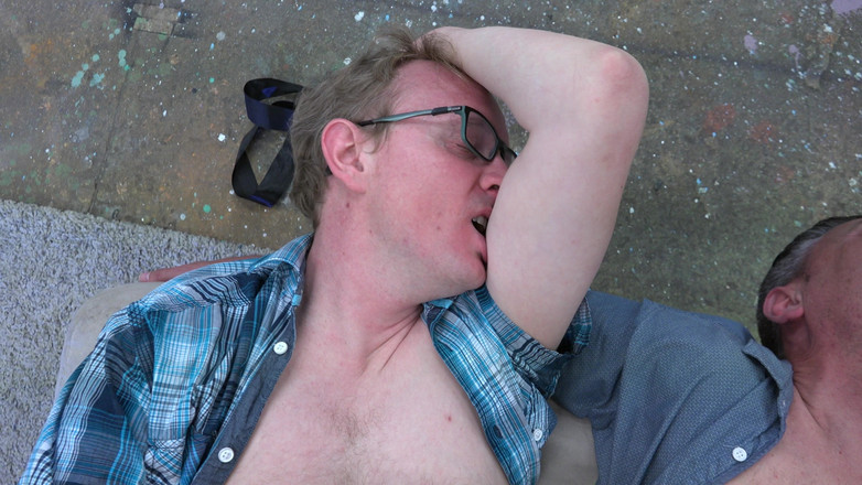 Mariska x: Mariskax Caroline dostane zavázané oči a dvojitý péro