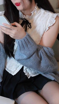 Ragazza asiatica sorpresa a masturbarsi, ha finito per scopare duro sul letto del suo patrigno