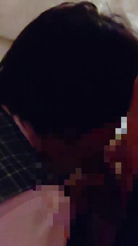 Pembantu wanita pejabat dapat di atas awak pada siang hari dan menggoncang pinggulnya. Awek nakal merintih apabila awak terjerumus jauh ke dalam