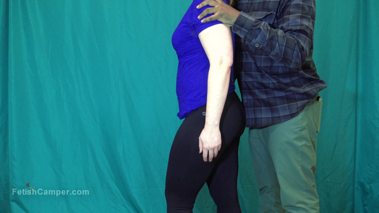 FetishCamper: Leggings de video completo moliendo pantalones de yoga y tocando...