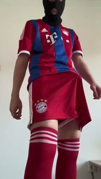 Hermano cachondo llega a casa de la práctica de fútbol