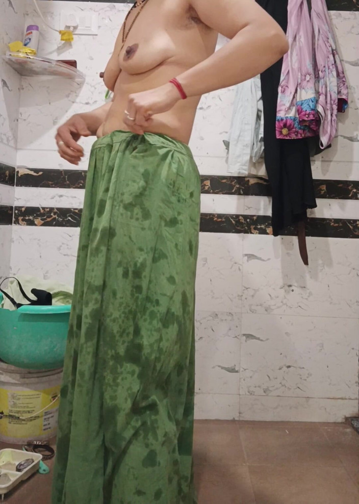 Priyahot77: Priya la bhabhi fait un beau show de corps