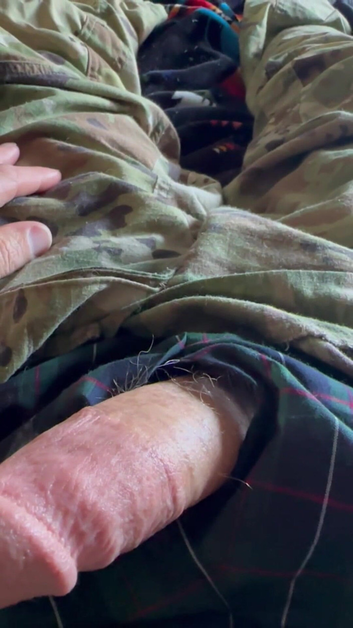 Gay Soldier Stuff: Soldado do exército se masturba em alguns shorts boxer xadrez...