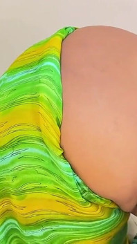 Când o desi matură blocată sub pat, o ajut prin futai anal