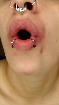 Tour de boca grande con piercings