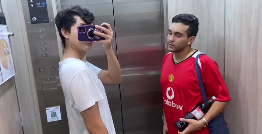 Dilan Castro: Seyir halindeki heteroseksüel futbolcu banyoda genç eşcinselle sikişiyor prezervatifle başlıyor...