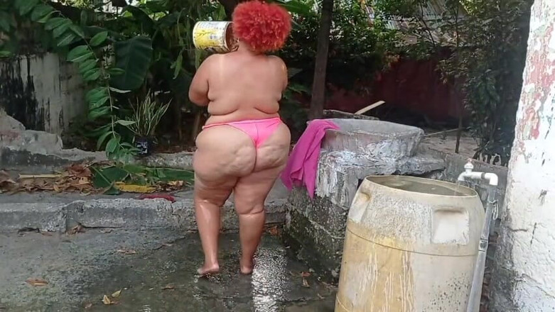 Gordita Culo Rico: Mẹ kế điếm của tôi đi tắm trong sân