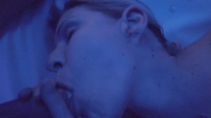 Lovekino: Blondýnka Sunny Sun dostane gangbang v hotelovém pokoji s obrovskými...