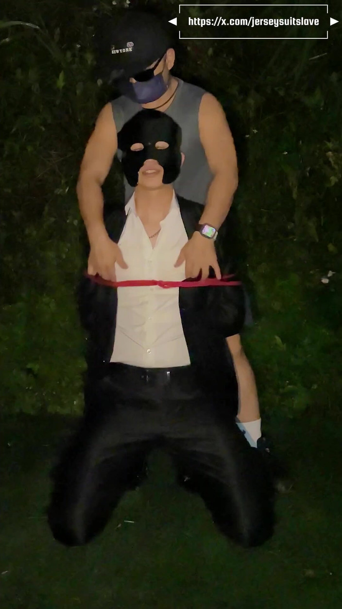 Human Urinal: Der Anzug bekämpft die Schande und Demütigung in der Wildnis