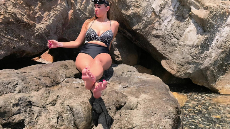 Goddess Lena: Mengusik kaki di Pantai Liar