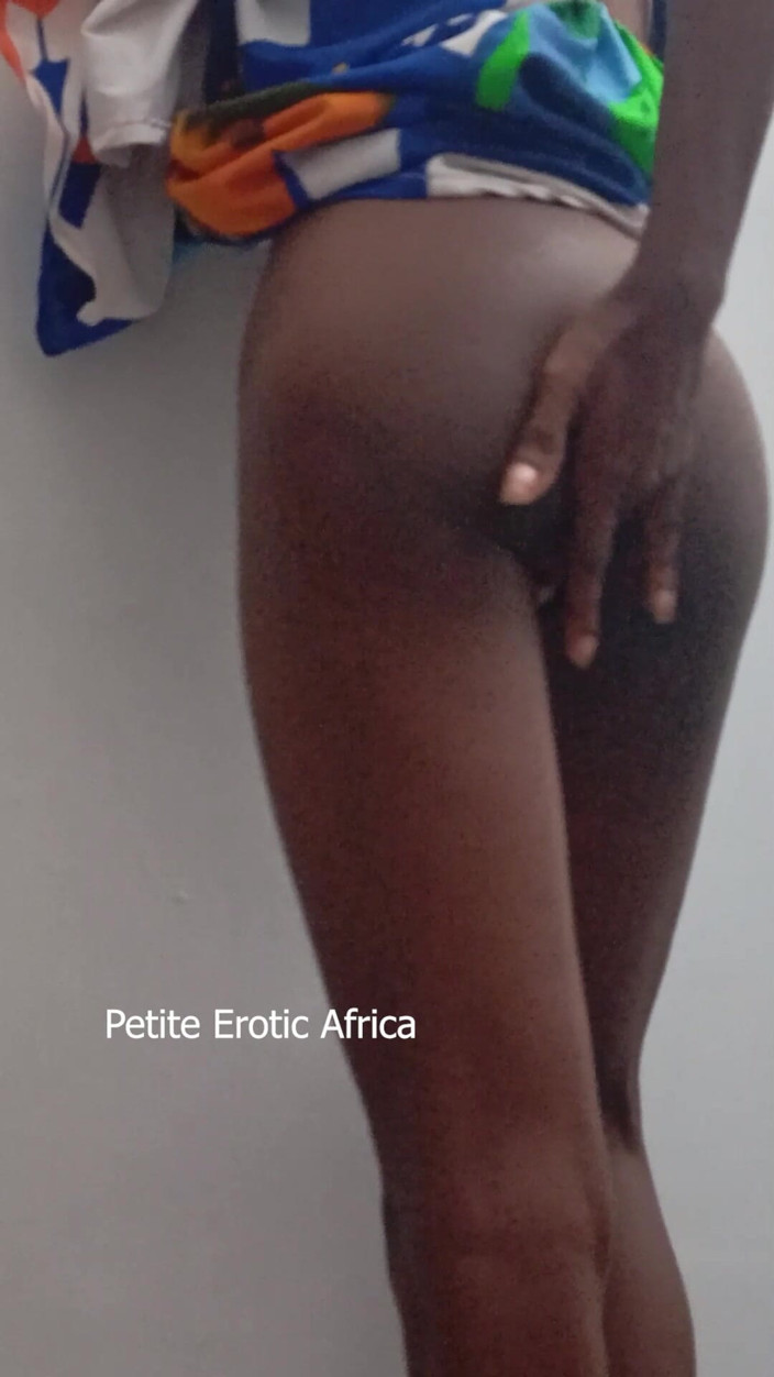 Petite Erotic Africa: Küçük lovet'ta sıkı delikler