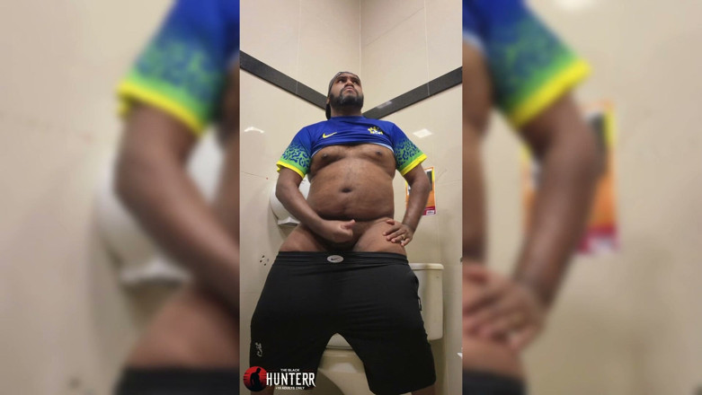 TheBlacKHunterr: 我慢できず、トイレで何度も射精しました