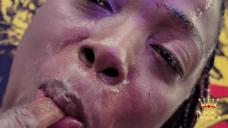 MochaSwallows: Mochaswallows आज्ञाकारी पत्नी की भूमिका निभाती है