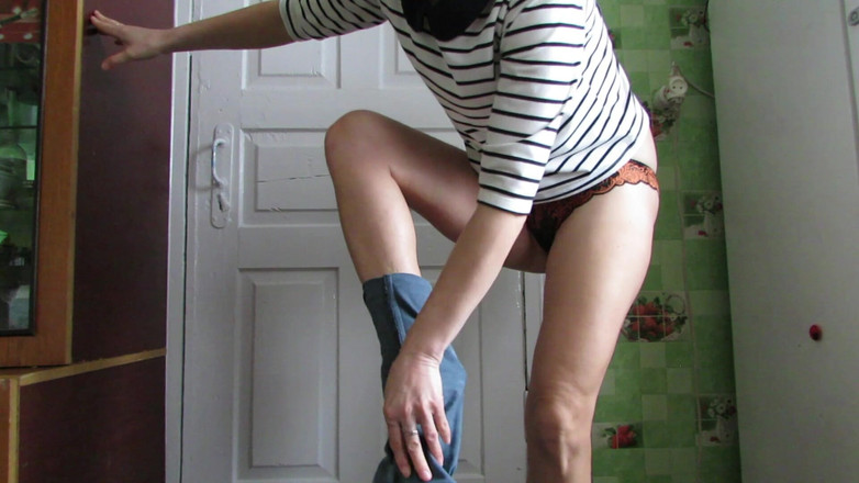 SexyAnka: Tohle je pro tebe. Lízej mi nohy.