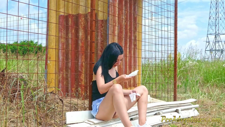 Pee Adventures: Sexy brunetka rychle čůrá vedle domu ve stavebnictví
