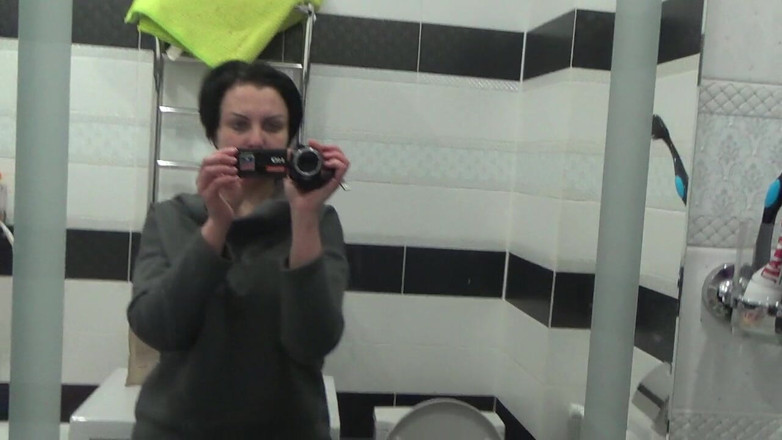 Sexy Milf: Huge Kate solo pissing!