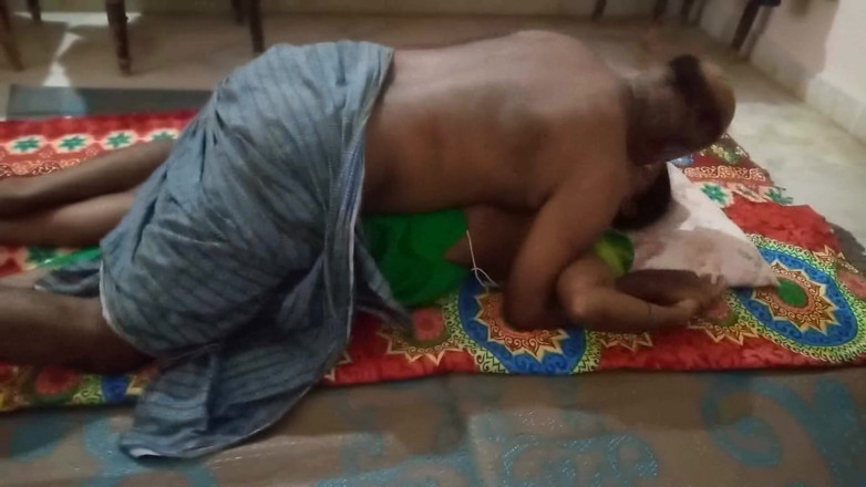 Desi palace: Junge indische ehefrau heißer blowjob und missionarssex