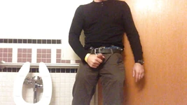 Branlette dans les toilettes publiques d'un hôpital. J'ai failli me faire prendre, j'ai oublié de fermer la porte. J'ai quand même fini de me branler