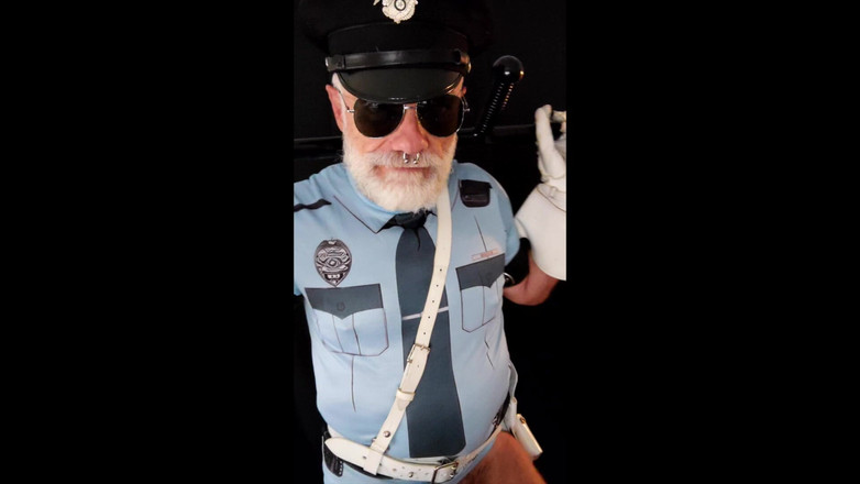 MusclesCigarsFFPig: Seorang polisi menghukum