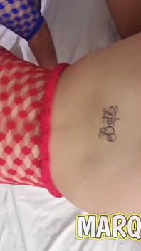 La première fois de la recrue Vicky avec le couple - une éjaculation dans chaque chatte
