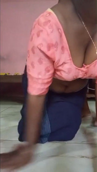 Femmes Servent, gros seins et chatte