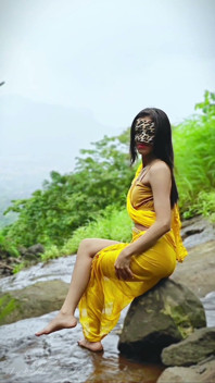 สาวชาวเดซีจากถนนถอดผ้าซารีออก ส่วนเอชาลเป็นครูที่แย่