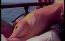 A Lesbian World: Partenera lesbiană blondă suge futaiul pe barcă