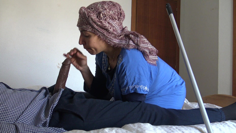 Souzan Halabi: このイスラム教徒の女性はショックを受けています!!私はトルコ人メイドのために大きな黒いチンポを取り出します。