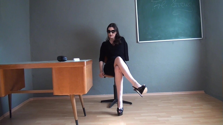 Mary Amputee Pretender: Real Estate Professional Who Appears to Be an Arm Amputee