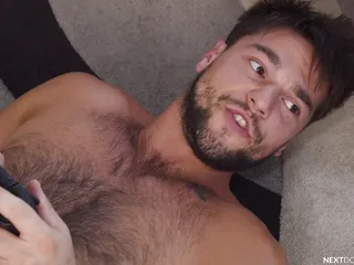 Ryan Jordan neukt afgeleide stiefbroer tijdens het spelen van videogames - NextDoorStudios