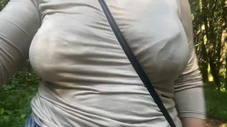 Mary Di: Berjalan di taman bandar, saya menarik keluar buah dada saya....