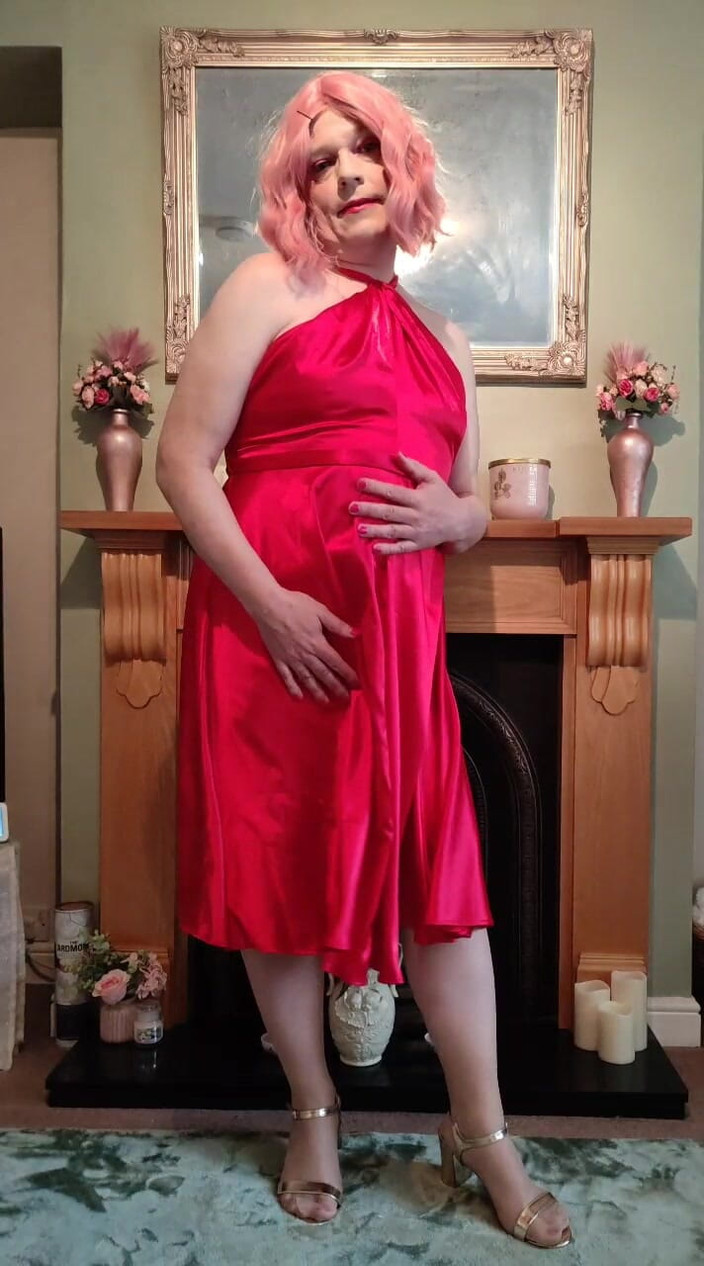 Nottstvslut: Crossdresser seksi dengan gaun satin merah yang cantik