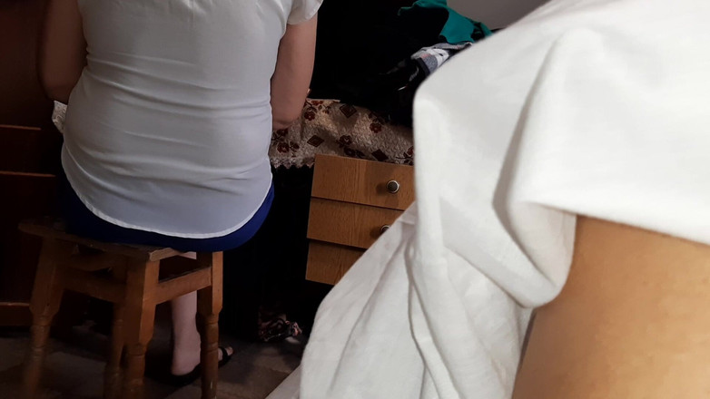 Lesbian-illusion: 先生が宿題をチェックしている間、私と友人は彼女の後ろで淫らなことをしています