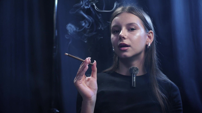 Russian Smokers: Młoda dziewczyna pali solo w spokojnym studio z powolnym wydechem