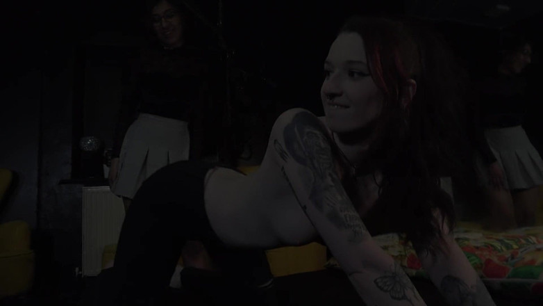 NM fetish femdom videos by Princess Nikki Cruel: La ragazza tatuata si fa pulire l'ombelico