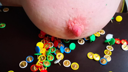 Bouncy Tits Action: Засунь мої соски в великі пальці
