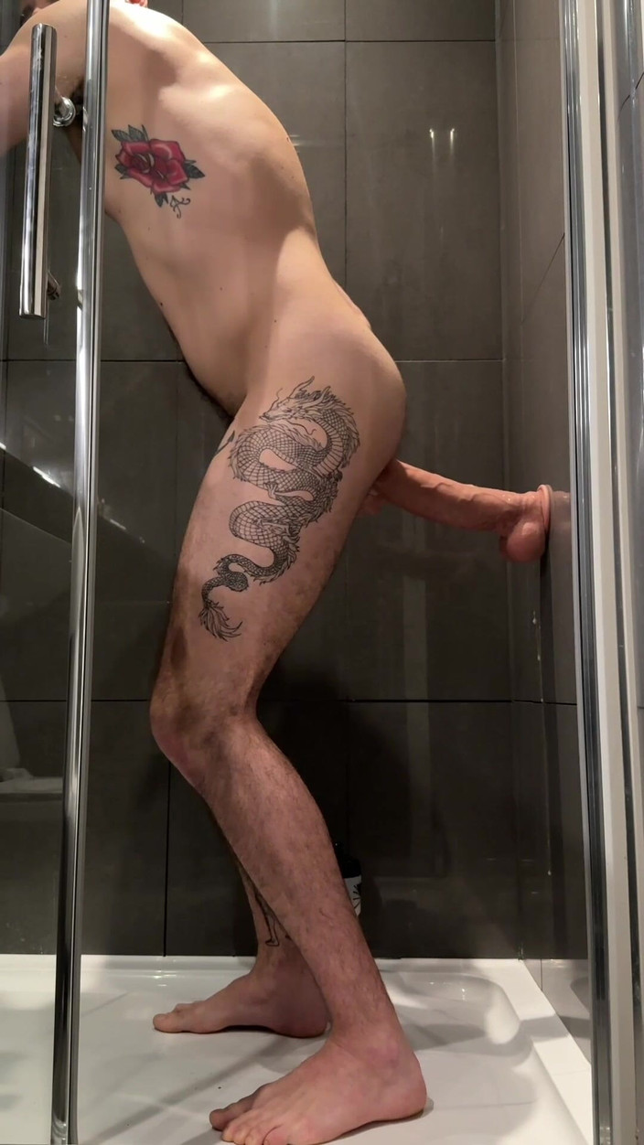 davidedpxxx: Bahagian bawah berkunci lapar bermain dengan dildo raksasa 10 inci besar