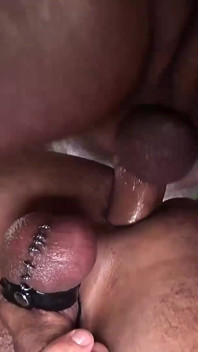 Bearfilms Inked Hunk Alejandro Avila Ass borrad av Chuck Collier efter blowbang