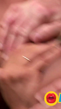 Anal desejo morena prostituta com peitos pequenos faz um trio