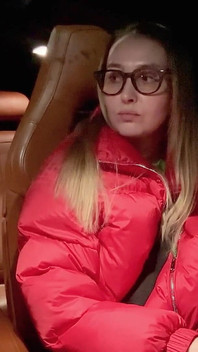 离家出走的继子在继父的车里积极干继母的阴户