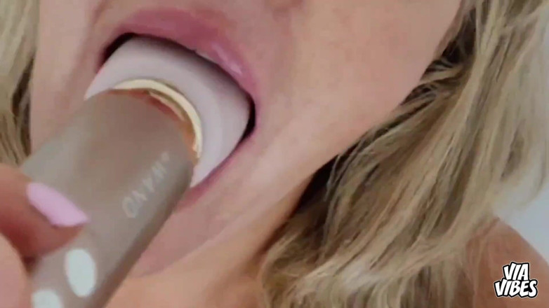 Via Vibes: Omfg ViaVibes- Vocal blonde MILF stopft ihre fotze mit vibrator...